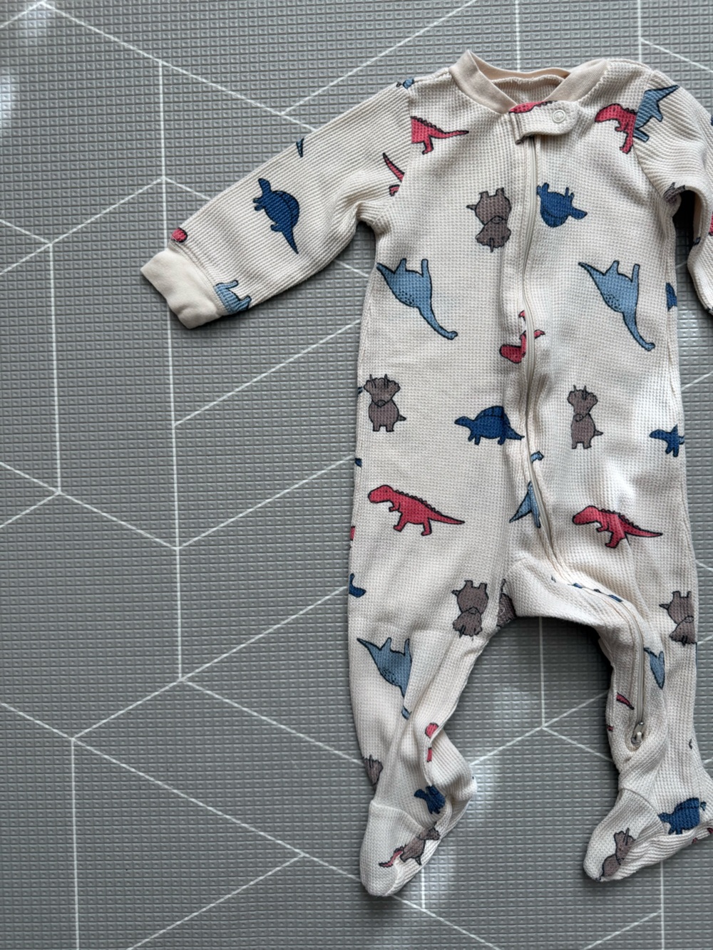 Baby boy Dinosaur Print One-Piece Footed Pajamas in Cream base & multicolor•••9M